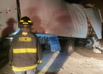 Chofer de camión desenfrenado perece tras estrellarse con paredón en carretera a Danlí | Móvil Emergencia TGU