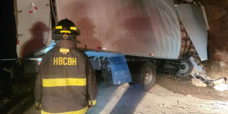 Chofer de camión desenfrenado perece tras estrellarse con paredón en carretera a Danlí | Móvil Emergencia TGU