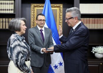 El diplomático de carrera, Roberto Flores Bermúdez, juramentado como embajador de Honduras en Washington