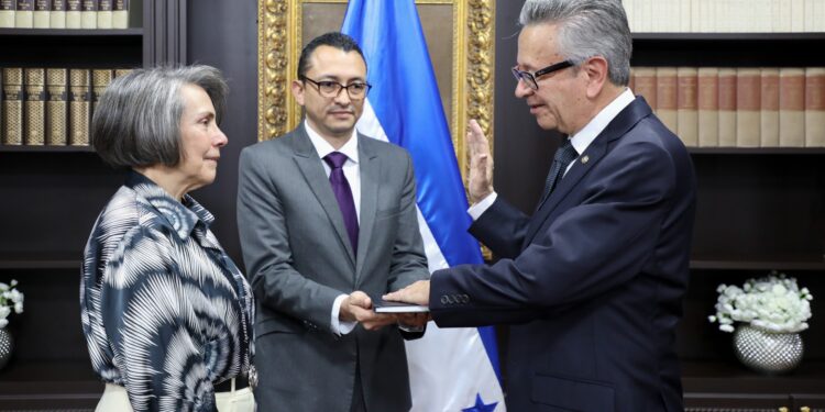 El diplomático de carrera, Roberto Flores Bermúdez, juramentado como embajador de Honduras en Washington