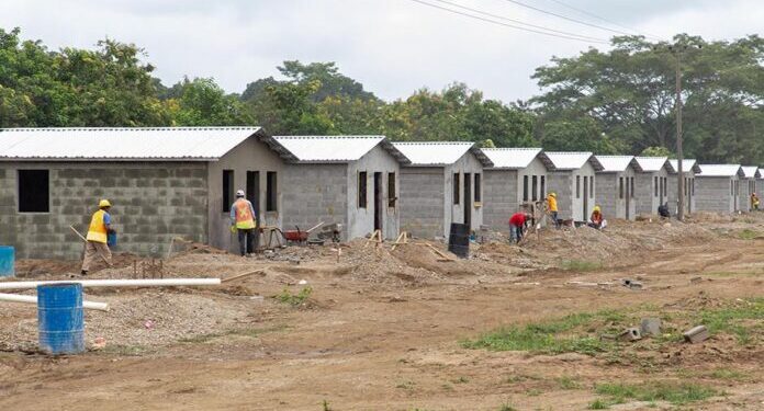 Gobierno destina L 15 mil millones anuales para construir 180 mil viviendas en los próximos cuatro años