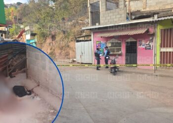 Junto a su mochila, pistoleros dejan sin vida a joven en colonia Villa Nueva