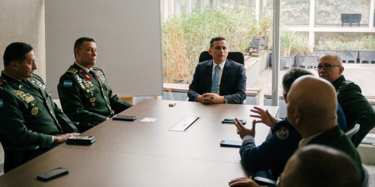 Ministro de Defensa sostuvo reunión con máximas autoridades de FFAA