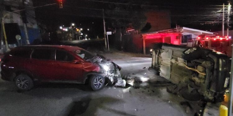 Cuatro heridos tras embestida de otro conductor que irrespetó semáforo en rojo | Móvil Emergencia TGU
