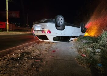 Conductor abandona camioneta tras volcar en bulevar FFAA | Móvil Emergencia TGU