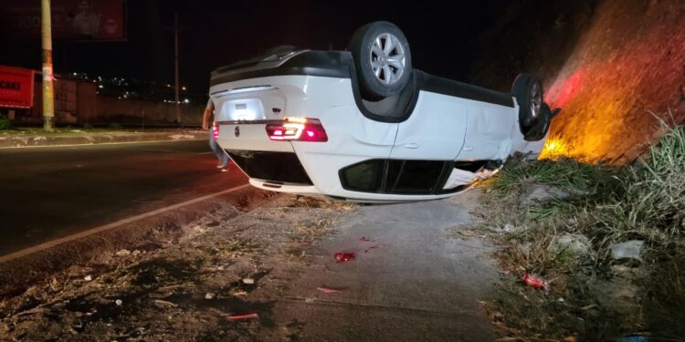 Conductor abandona camioneta tras volcar en bulevar FFAA | Móvil Emergencia TGU