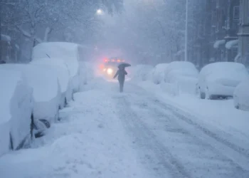 Una potente tormenta paraliza el noreste de EE.UU. y deja a Nueva York bajo una nevada récord