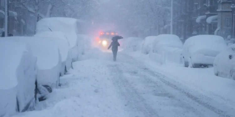 Una potente tormenta paraliza el noreste de EE.UU. y deja a Nueva York bajo una nevada récord
