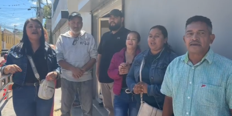 ¡Protesta! Observadores electorales asignados a imprentas exigen al CNE pago pendiente