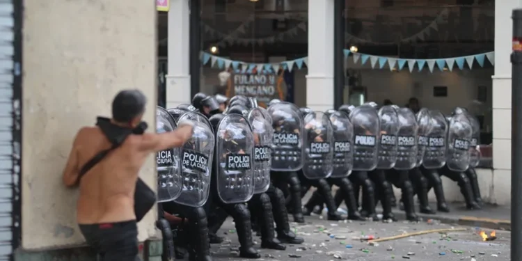 El Gobierno de Milei denuncia por terrorismo a los manifestantes contra la reforma laboral en Argentina