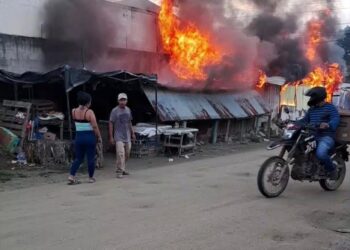 ¡Lamentable! Voraz incendio arrasa puestos de venta en colonia Reparto Lempira, SPS