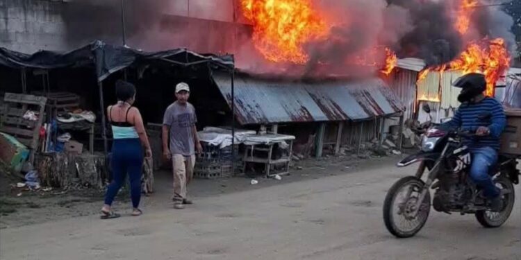 ¡Lamentable! Voraz incendio arrasa puestos de venta en colonia Reparto Lempira, SPS