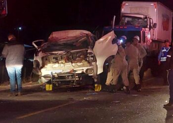 Tripulantes de camioncito perecen tras brutal choque en carretera a Olancho | Móvil Emergencia TGU