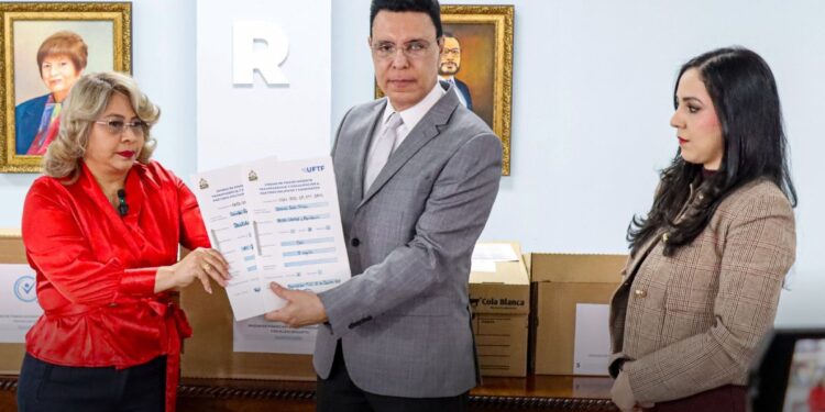 UFTF entregó a la PGR expedientes de políticos que no rindieron cuentas por gastos de campaña
