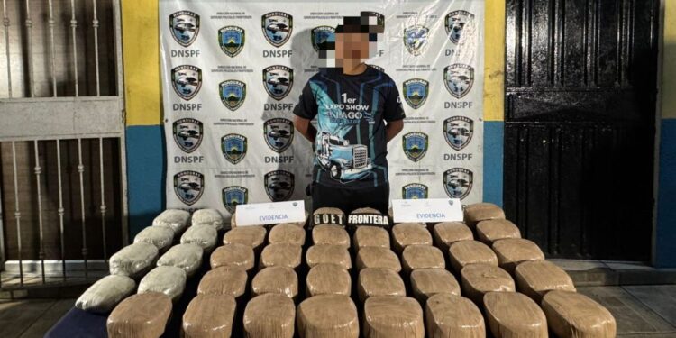Le incautan 87 paquetes de marihuana a trailero en Colón