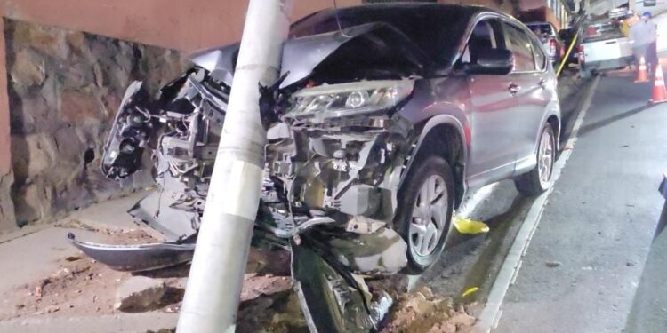 Conductor despistado arrancó poste en el barrio Morazán | Móvil Emergencia TGU