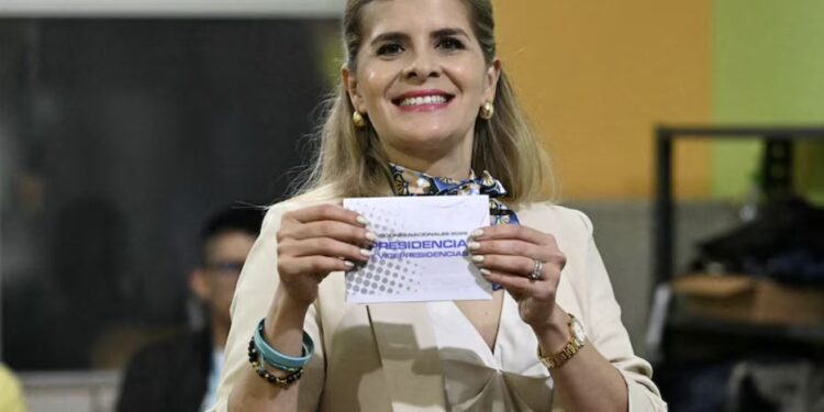 Elecciones en Costa Rica: la oficialista Laura Fernández encabeza el escrutinio por amplio margen