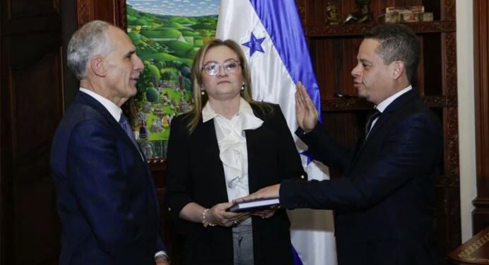 Presidente Nasry Asfura juramenta a Héctor Vidal como presidente de Banadesa