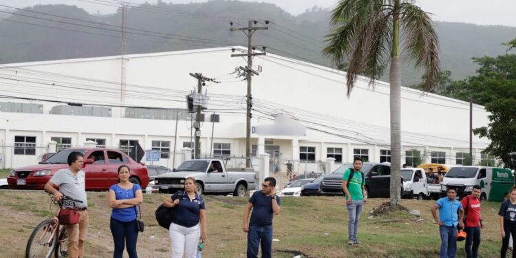 ¡Golpeando la economía familiar! Más de 45 mil empleos se han perdido tras cierres de maquilas en Honduras desde el 2025