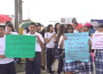 ¡No hubo consensos! Padres y alumnos del Inst. Alfonso Córdoba salen a protestar al bulevar del Este en SPS