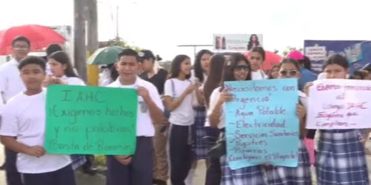 ¡No hubo consensos! Padres y alumnos del Inst. Alfonso Córdoba salen a protestar al bulevar del Este en SPS