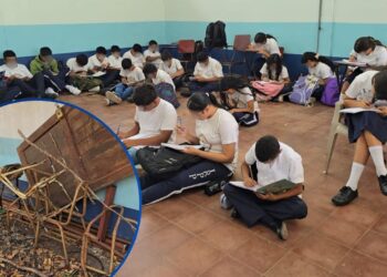 ¡Penoso y antipedagógico! En el suelo reciben clases jóvenes olanchanos por falta de pupitres