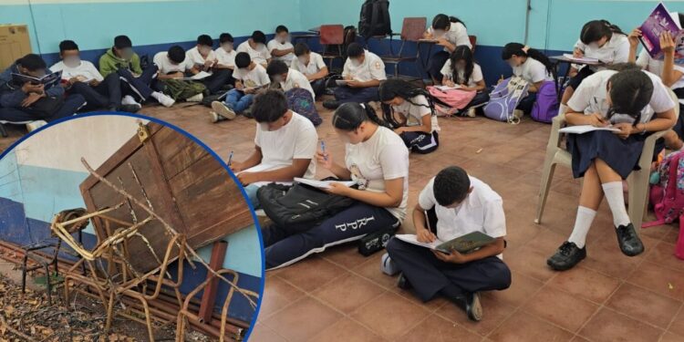 ¡Penoso y antipedagógico! En el suelo reciben clases jóvenes olanchanos por falta de pupitres