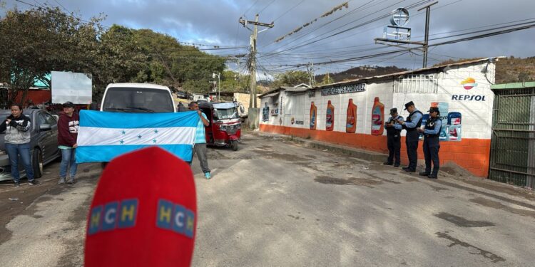 ¡Por enésima vez! Pobladores de Mateo protestan exigiendo reparación de carretera