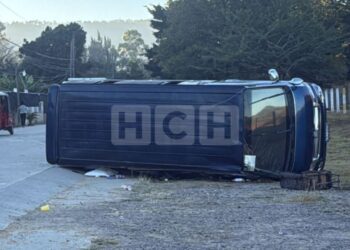 ¡Por poco es tragedia! Varios empleados de maquila heridos al volcar microbús en Támara