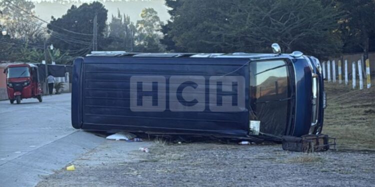 ¡Por poco es tragedia! Varios empleados de maquila heridos al volcar microbús en Támara