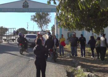 ¿Los dejaron sin chamba Empleados del 911 no es dejado entrar a sus instalaciones por no estar en listados oficiales