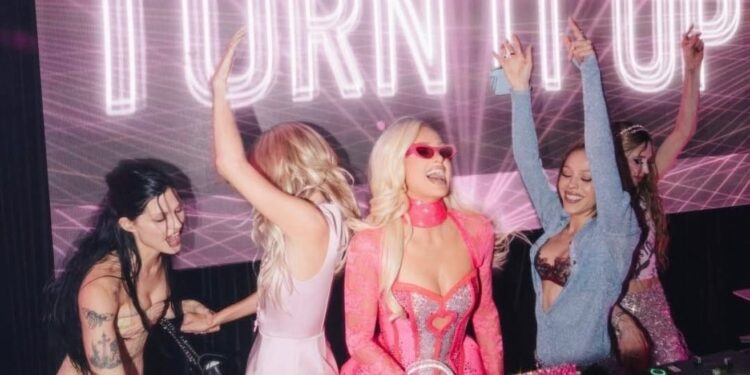 Paris Hilton transforma Los Ángeles en un paraíso rosa con su deslumbrante Paris Land