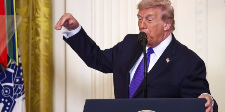 Trump afirma que Irán “se ha rendido ante sus vecinos” y promete un ataque “muy duro” contra el país