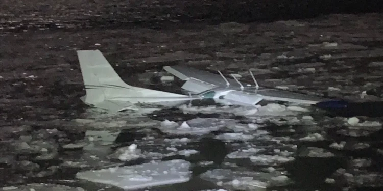 Estados Unidos: Una avioneta se estrella en un río helado en Nueva York y sus dos tripulantes salen ilesos