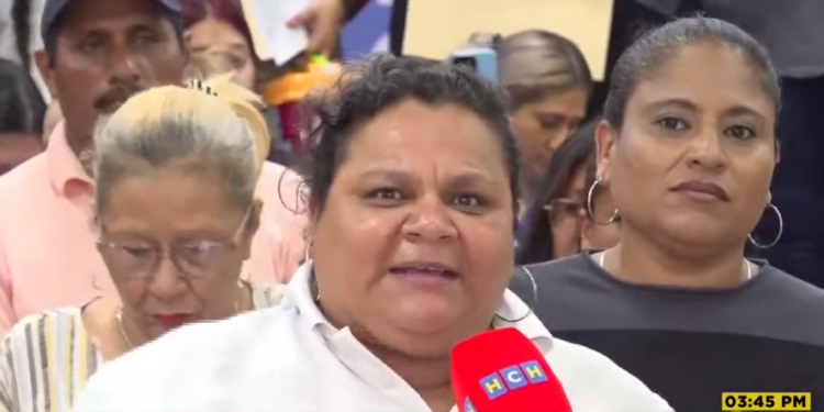 “Ahora el familión es azul”: Mercedes Saravia convoca a movilizaciones para exigir “chamba” para las bases