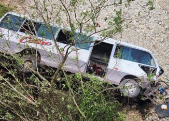 Al menos 10 heridos tras precipitarse bus desde puente en El Pino, Atlántida