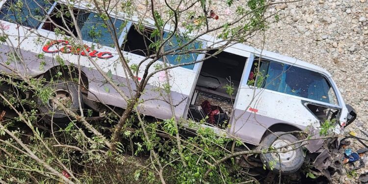Al menos 10 heridos tras precipitarse bus desde puente en El Pino, Atlántida
