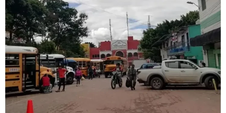 Transporte público en zona oriental de Honduras aumenta cinco lempiras por alza del combustible