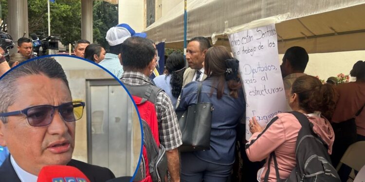 Bases “cachurecas” llegan al CN a exigir “chamba”; secretario pide un compás de espera