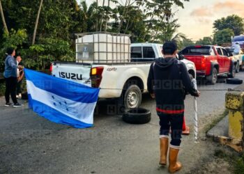 Protestan en la vital CA-13 en Bonito Oriental, exigiendo se reanude construcción de una escuela