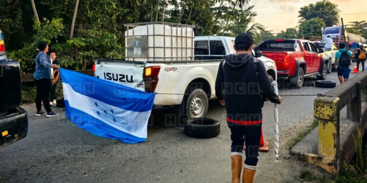 Protestan en la vital CA-13 en Bonito Oriental, exigiendo se reanude construcción de una escuela