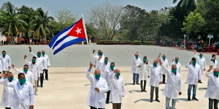 México continuará su acuerdo con médicos cubanos pese a la retirada de países de Latinoamérica