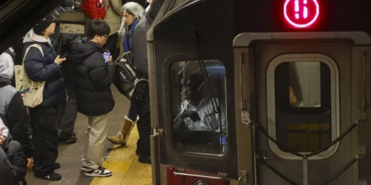 El metro de Nueva York demanda al Gobierno de Trump por retener fondos para su ampliación