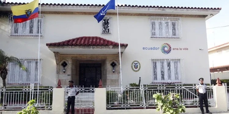 Ecuador expulsa al personal diplomático de Cuba y retira a su embajador en La Habana