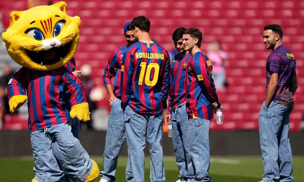 El Barça homenajea a Ronaldinho con la camisa del 10