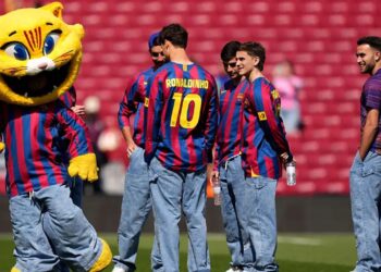 El Barça homenajea a Ronaldinho con la camisa del 10