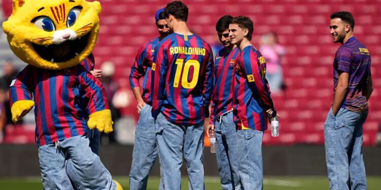 El Barça homenajea a Ronaldinho con la camisa del 10