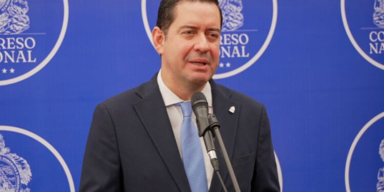 Ministro afirma que las planillas cargadas están al día; y lo pendiente es por contratos temporales sin respaldo