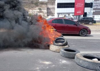 “Tenemos hambre”: Empleados del PNRP-ENEE queman llantas en el Anillo Periférico por falta de pago