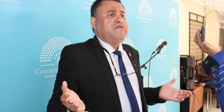Diputado Carlos Umaña cuestiona la cancelación de médicos por la actual administración y llama a repotenciar el sistema sanitario público